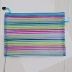 زیپدار کاربردها: به عنوان جامدادی، کیف لوازم آرایش، پوشه کاغذها و مدارک، کیف مداد رنگی، و ارگنایزر قابل استفاده می باشد. مزیت ها : زیپدار و قابل شستشو می باشد و چون دوخته شده است از استحکام خوبی برخوردار می باشد. همچنین قیمت مناسب آن موجب صرفه جویی در هزینه هاست.