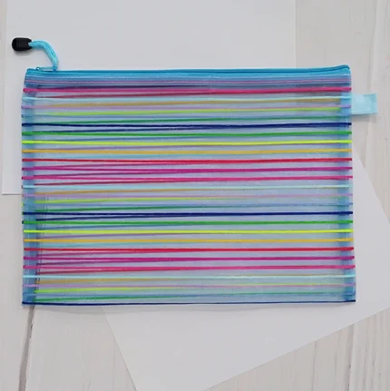 زیپدار کاربردها: به عنوان جامدادی، کیف لوازم آرایش، پوشه کاغذها و مدارک، کیف مداد رنگی، و ارگنایزر قابل استفاده می باشد. مزیت ها : زیپدار و قابل شستشو می باشد و چون دوخته شده است از استحکام خوبی برخوردار می باشد. همچنین قیمت مناسب آن موجب صرفه جویی در هزینه هاست.