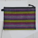 زیپدار کاربردها: به عنوان جامدادی، کیف لوازم آرایش، پوشه کاغذها و مدارک، کیف مداد رنگی، و ارگنایزر قابل استفاده می باشد. مزیت ها : زیپدار و قابل شستشو می باشد و چون دوخته شده است از استحکام خوبی برخوردار می باشد. همچنین قیمت مناسب آن موجب صرفه جویی در هزینه هاست.