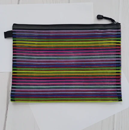 زیپدار کاربردها: به عنوان جامدادی، کیف لوازم آرایش، پوشه کاغذها و مدارک، کیف مداد رنگی، و ارگنایزر قابل استفاده می باشد. مزیت ها : زیپدار و قابل شستشو می باشد و چون دوخته شده است از استحکام خوبی برخوردار می باشد. همچنین قیمت مناسب آن موجب صرفه جویی در هزینه هاست.