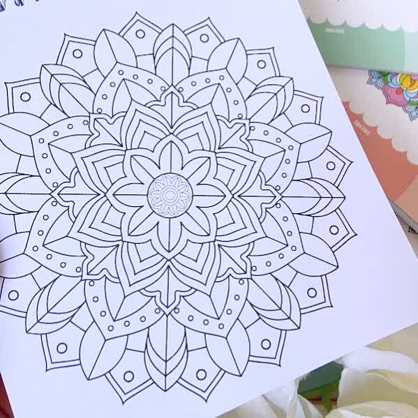 دفتر رنگ‌آمیزی ماندالا ویژه بزرگسالان